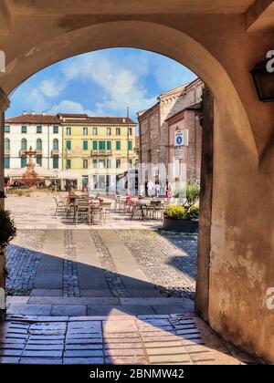 Bassano, Italien. Garibaldi Platz. Der Basseneser Brauch nennt diesen Platz "Piazza delle Erbe", weil dort jahrhundertelang der Gemüsemarkt abgehalten wurde. Stockfoto