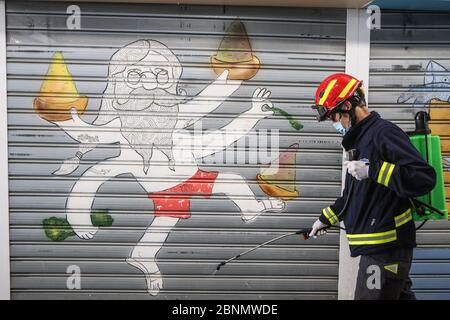 Malaga, Spanien. Mai 2020. Die Feuerwehr von Málaga desinfiziert den Markt in La Merced während der Coronavirus-Krise. Kredit: Lorenzo Carnero/ZUMA Wire/Alamy Live News Stockfoto