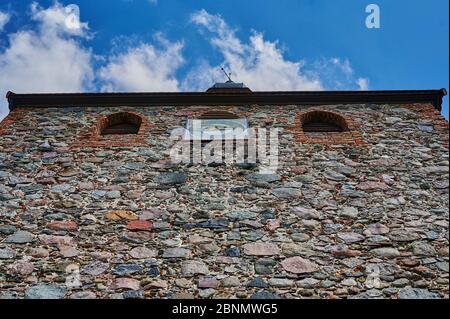 Niedrige Winkelaufnahme aus dem Turm einer mittelalterlichen Dorfkirche im Land Brandenburg. Stockfoto