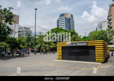 Die Caracas Metro ist geöffnet, aber nur bestimmte Eingänge, denn um sie zu nutzen, braucht man einen Pass, eine Arbeitskarte und die obligatorische Benutzung des Mundpasteten Stockfoto