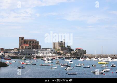 Blick über den Hafen in Castro Urdiales Kantabrien Spanien mit Kirche Und Gebäuden am Wasser Stockfoto