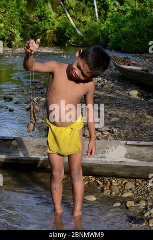 Junger Sumatra-Junge mit Frosch hat er erwischt. Sumatra. Juli 2016. Stockfoto