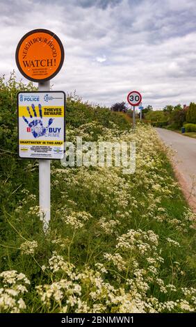 Schilder am Straßenrand, bedeckt mit Vegetation, Shropshire England Stockfoto