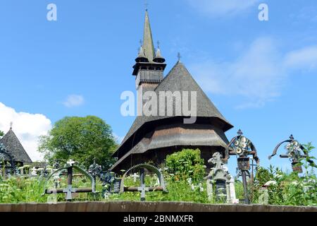 Holzkirche (Biserica de lemn) in Budesti Josani, erbaut 1628, UNESCO-Welterbe, Maramure? Region im Norden Siebenbürgens, Rumänien. Juni Stockfoto