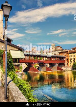 Bassano, Italien. Die Brücke über die Brenta, Ponte Vecchio oder Ponte degli Alpini genannt, gilt als eine der charakteristischsten Brücken Italiens. Stockfoto