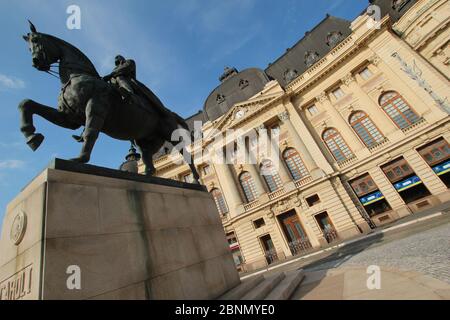 Reiterstandbild von König Carol I. von Rumänien vor der Zentralbibliothek der Universität in Bukarest, Rumänien. Stockfoto