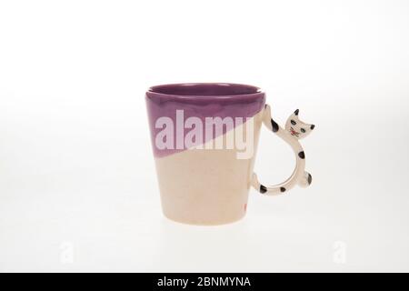 Design Keramik Kaffeetassen auf weiß isoliert Stockfoto