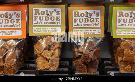 Einzeln verpackte Süßigkeiten mit großen Etiketten in einem beliebten traditionellen Shop, mit einer handwerklichen Methode der Herstellung der besten Geschmack Fudge angezeigt Stockfoto