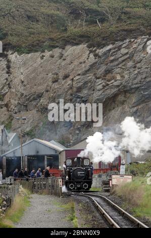 'Merddin Emrys' fährt einen Schieferzug auf die Cob in der Boston Lodge. Stockfoto