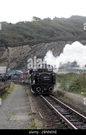 'Merddin Emrys' fährt einen Schieferzug auf die Cob in der Boston Lodge. Stockfoto