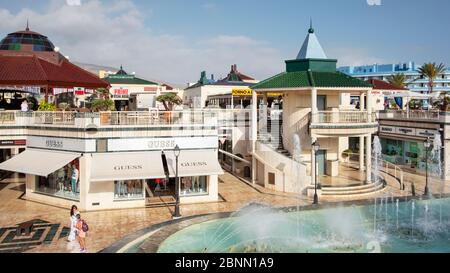 Centro Comercial Safari, Las Americas, Tenerife, Kanarische Inseln, Spanien, beliebter Platz mit einem Brunnen von Hotels und Restaurants umgeben. Stockfoto