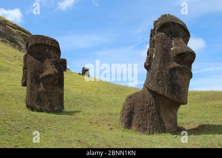 Zwei Moai auf Rano Raraku, in der Nähe des Hauptsteinbruchs, auf Rapa Nui (Osterinsel), dem Gebiet Chiles im Südpazifik. Stockfoto