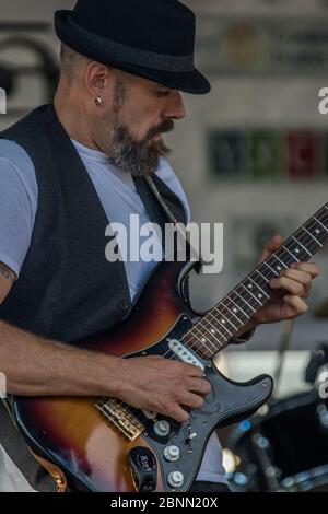 Lead-Gitarrist bei einem Konzert im Freien, spielt einen Fender stratocaster. Stockfoto