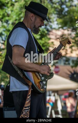 Lead-Gitarrist bei einem Konzert im Freien, spielt einen Fender stratocaster. Stockfoto