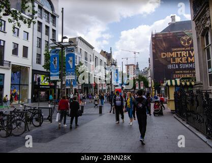 Antwerpen, Flandern, Belgien. August 2019. Entlang der Haupteinkaufsstraße meir schlendern viele Menschen durch die Stadt. Stockfoto