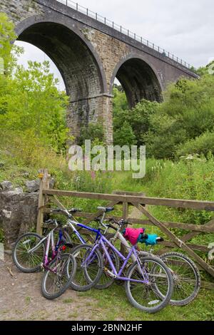 Fahrräder in der Nähe der Grabstein Viadukt geparkt, Teil der Monsal Trail cycle Route, Nationalpark Peak District, Derbyshire, UK Juli Stockfoto