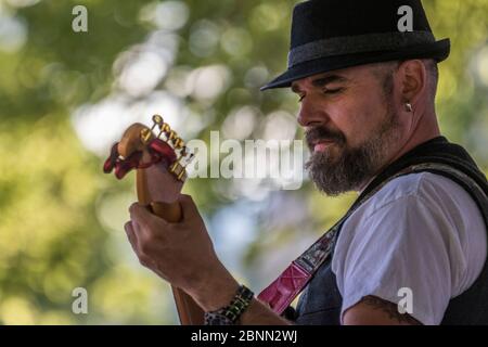 Lead-Gitarrist bei einem Konzert im Freien, spielt einen Fender stratocaster. Stockfoto