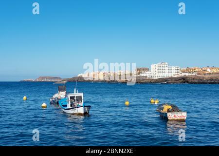 Blick vom malerischen Fischerhafen Richtung San Blas und Golf del Sur mit verstreuten kleinen Booten im Vordergrund, Los Abrigos, Teneriffa, Spanien Stockfoto