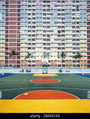 China, Hongkong, farbenfrohe Farben im Innenhof auf dem Sportplatz Stockfoto