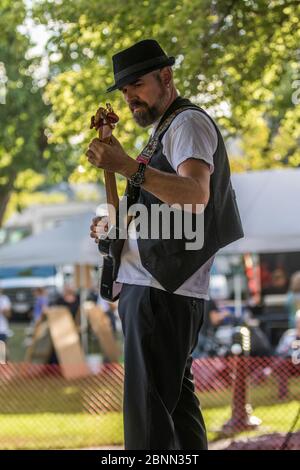 Lead-Gitarrist bei einem Konzert im Freien, spielt einen Fender stratocaster. Stockfoto