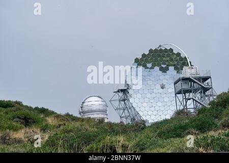 Teleskope von La Palma unter dem Himmel Stockfoto