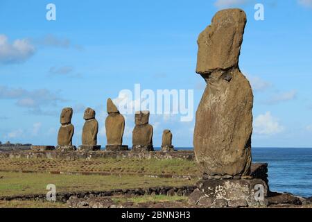 Sechs Moai stehen bei Ahu Tahai, dem Tahai Zeremonialkomplex, auf Rapa Nui (Osterinsel) auf dem Inselgebiet von Chile Stockfoto