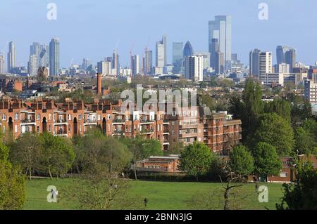 Wolkenkratzer und Skyline der Stadt London vom Parliament Hill auf der Hampstead Heath bei Frühlingssonne, im Norden Londons, Großbritannien Stockfoto