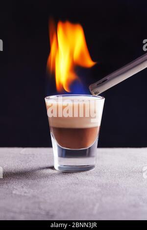 Schokolade-Vanille-Cocktail in einem Glas auf grau-schwarzem Hintergrund brennen. Stockfoto