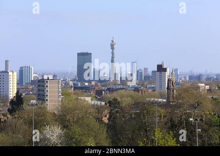 BT-Turm und Skyline vom Parliament Hill in Hampstead Heath bei Frühlingssonne, im Norden Londons, Großbritannien Stockfoto