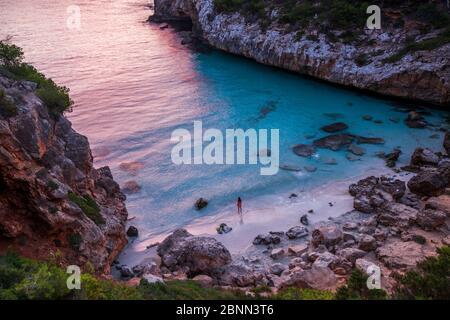 Spanien, Mallorca, Cala des Moro Bucht bei Sonnenaufgang Stockfoto