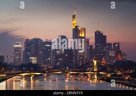 Deutschland, Frankfurt am Main, Frankfurt City Skyline am Abend Stockfoto