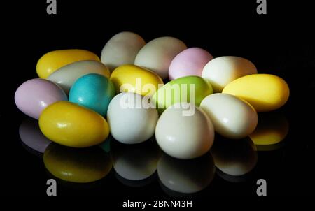 Mehrfarbige Süßigkeiten auf schwarzem Hintergrund isoliert Stockfoto