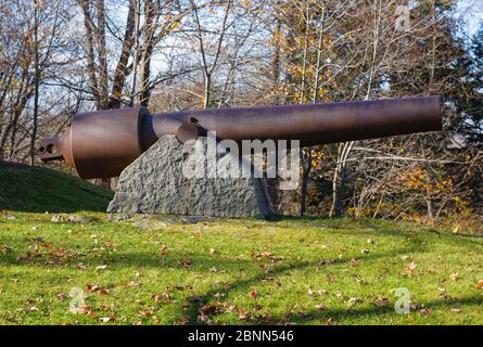 Kanone auf dem Gelände des Old York Jail im York Village in York, Maine während der Herbstmonate. Stockfoto