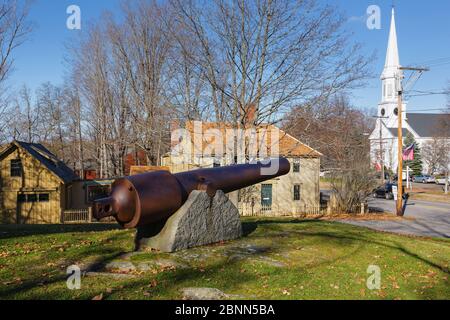 Kanone auf dem Gelände des Old York Jail im York Village in York, Maine während der Herbstmonate. Stockfoto