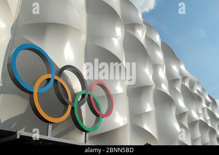 Die Olympischen Ringe leuchten bei den Olympischen Spielen 2012 in London in der Sonne auf der Seite der Basketballarena Stockfoto