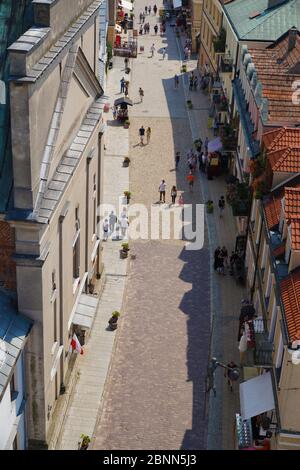 Sandomierz, Polen, Juli 2018. Opatowska Straße, eine der Straßen der Altstadt. Stockfoto