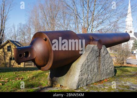 Kanone auf dem Gelände des Old York Jail im York Village in York, Maine während der Herbstmonate. Stockfoto