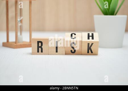 Abstrakte Wörter Risiko und reich auf Holzwürfel. Nahaufnahme. Stockfoto