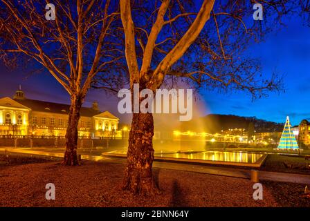 Größter Bierkasten Weihnachtsbaum, Weltrekord, Rosengarten, Regentenbau, Ludwigsbrücke, Fränkische Saale, Bad Kissingen, Franken, Bayern, Deutschland, Europa Stockfoto