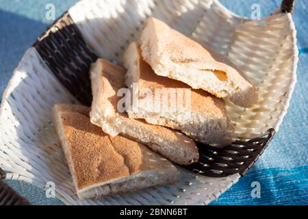 Marokkanisches Brot im Korb, Restaurant, Marokko Stockfoto