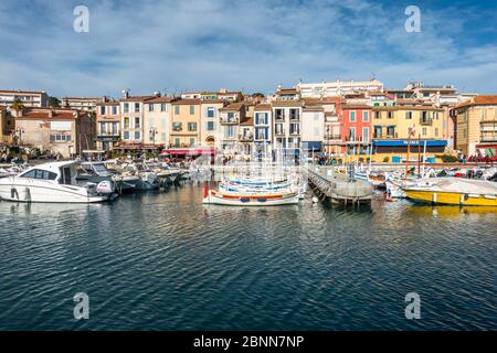 Der bunte Hafen von Cassis, ein kleiner Ferienort in Südfrankreich in der Nähe von Marseille. Cassis, Frankreich, Januar 2020 Stockfoto