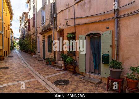 Eine bunte Fußgängergasse in der malerischen Ferienort Cassis in Südfrankreich Stockfoto