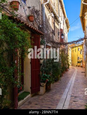 Eine bunte schmale Straße in der malerischen Ferienort Cassis in Südfrankreich Stockfoto