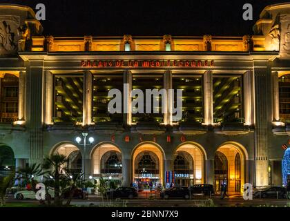 Nachtansicht des Hyatt Regency Nice Palais del la Mediterranee Hotel an der Promenade des Anglais. Nizza, Frankreich, Januar 2020 Stockfoto