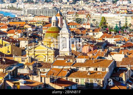 Blick auf die Altstadt von Nizza mit der Kathedrale von Saint Reparata im Vordergrund und dem Riesenrad im Hintergrund, Frankreich Stockfoto