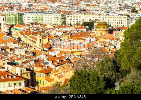 Schöne Luftaufnahme der Altstadt von Nizza vom Aussichtspunkt der Colline du Chateau (Schlossberg), Frankreich Stockfoto