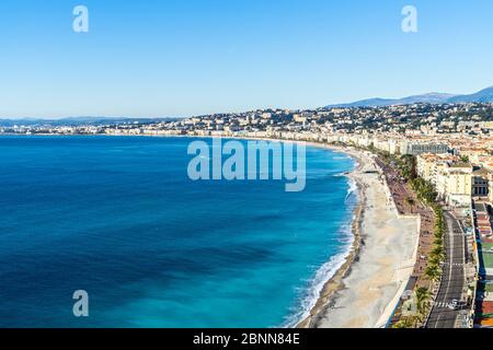 Die schöne Baie des Anges und die Promenade des Anglais in Nizza von der Colline du Chateau (Schlossberg), Frankreich Stockfoto