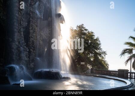 Der malerische Wasserfall in Colline du Chateau (Schlossberg), Nizza Stockfoto