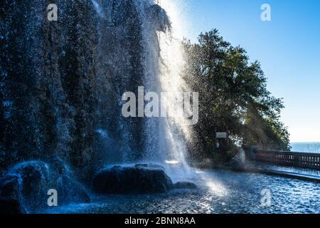 Der malerische Wasserfall in Colline du Chateau (Schlossberg), Nizza Stockfoto