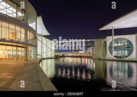 Blick über die Spree, Paul-Löbe-Haus, Marie-Elisabeth-Lüders-Haus, Blaue Stunde, Bundestag, Regierungsbezirk, Berlin, Deutschland Stockfoto